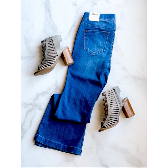 Cello Jeans Pull On Flare Petite 30” Medium wash - Picture 7 of 13